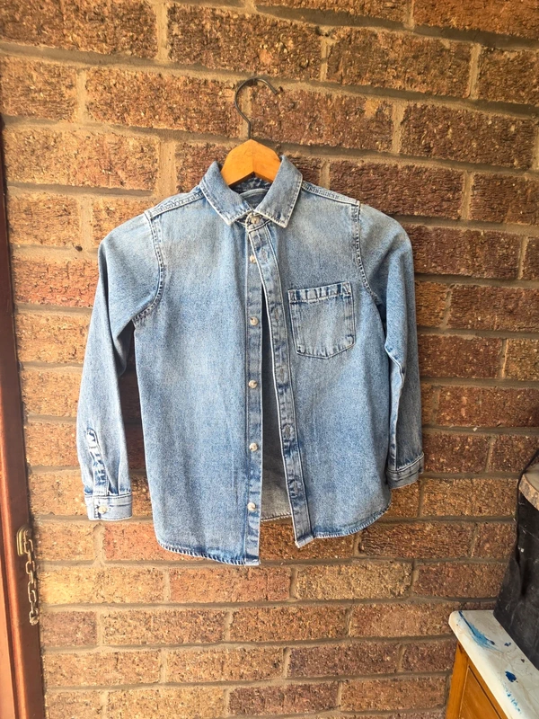 Primark light wash denim shirt age 8-9 - front view