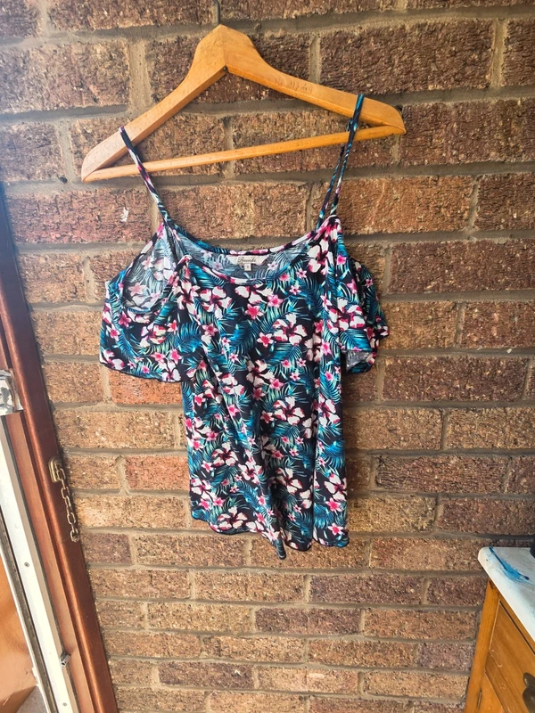 Peacocks tropical floral cold shoulder top - back view showing adjustable straps